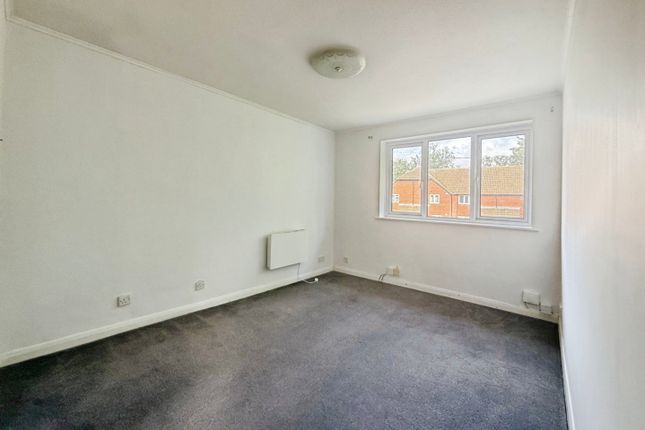24, Vesey Close, Farnborough photo 4