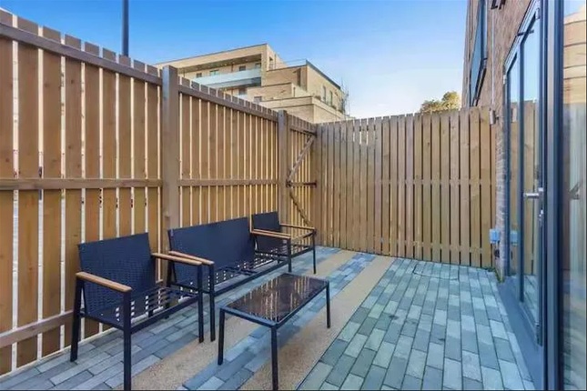 Town house for sale in Caird Street, London