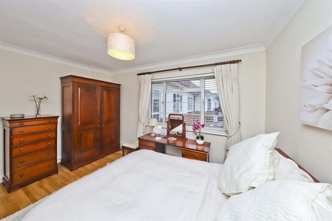 Flat for sale in Nugents Court, St. Thomas Drive, Pinner