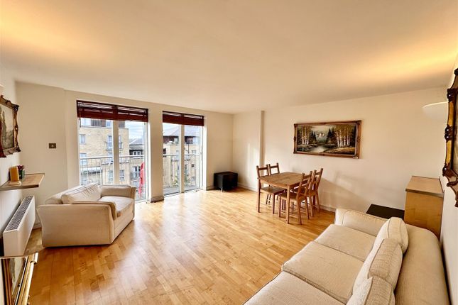 Flat to rent in Willow Court, Admiral Walk, London