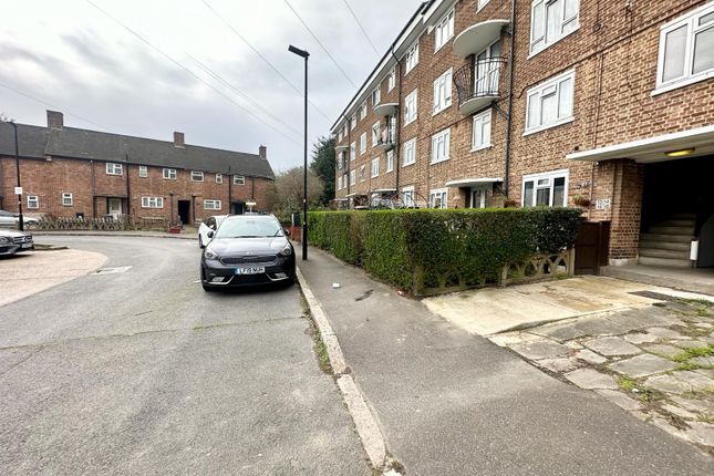 15, Hazel Close, Brentford photo 4