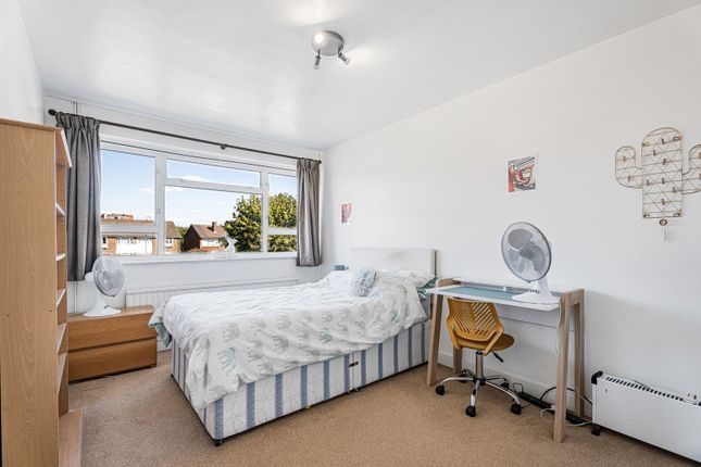 25A, Cedar Way, Surrey photo 4