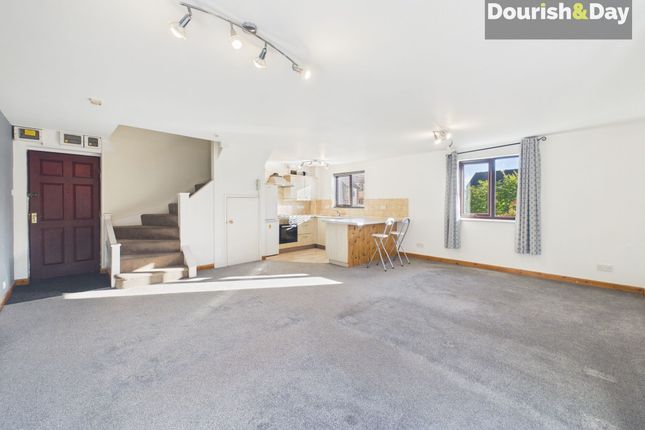 9 Peter James Court, Stafford photo 2