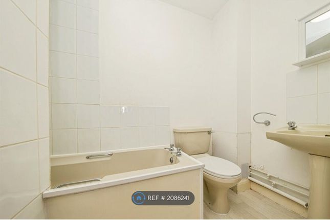 Flat, Quayside Court The Quay, Harwich photo 5
