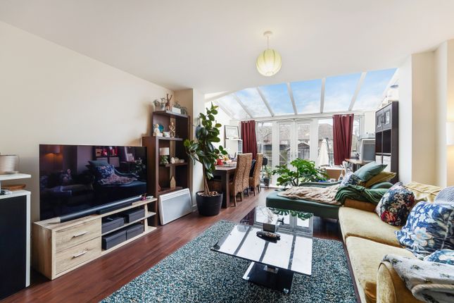 27, Schoolgate Drive, Morden photo 2