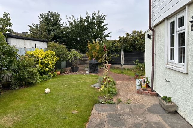 18, Trinidad Gardens, Dagenham photo 4