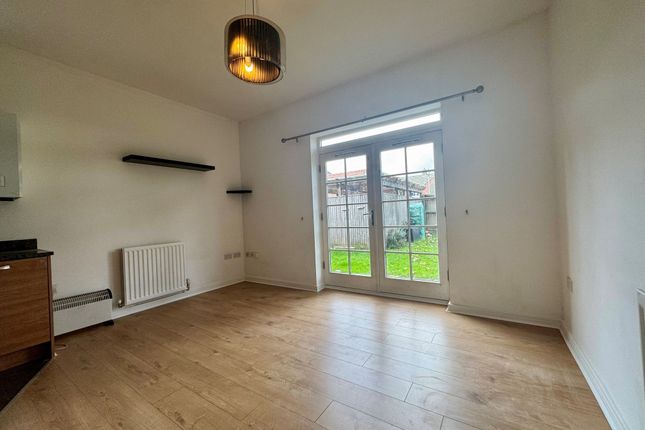 6 The Limes Bridge Road, Kings Langley photo 2