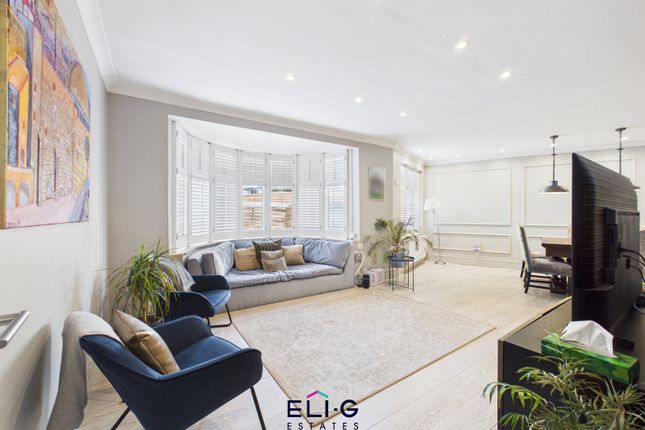 4 Ridge Close, London photo 3