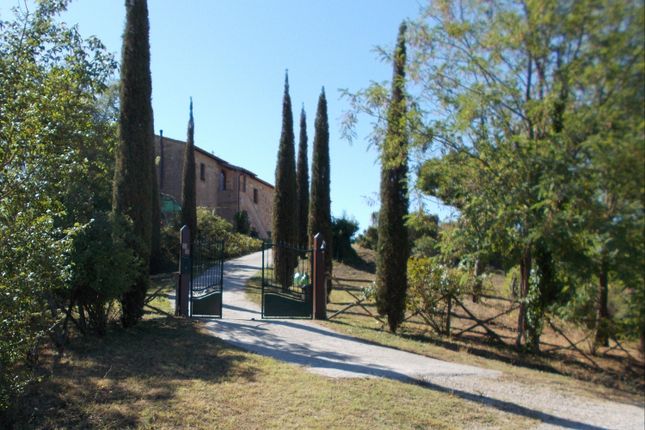 Country house for sale in It-027, Country House On Border Of Tuscany And Umbria, Italy