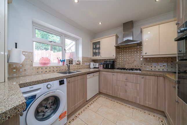 12 Lindlings, Hemel Hempstead photo 2