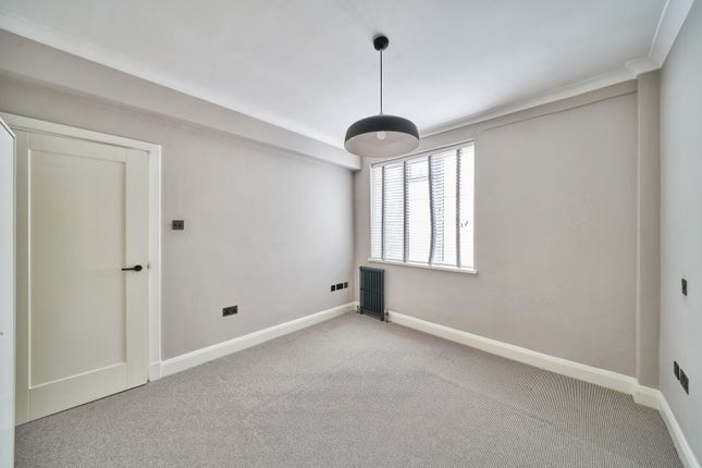 Flat D23a, Du Cane Court, Balham High Road, London photo 3