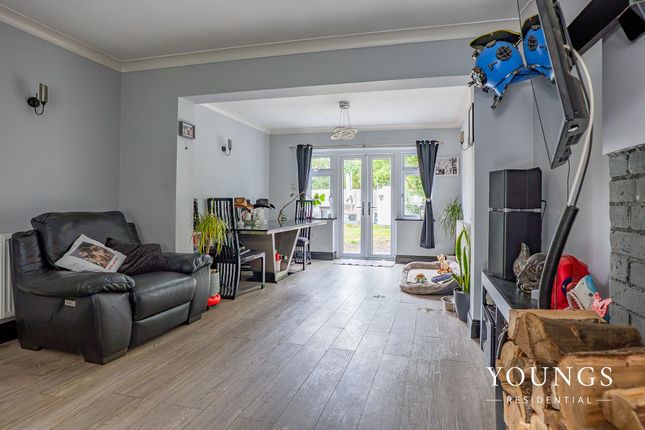 23 Swans Green Close, Benfleet photo 3
