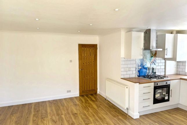 2, Dale Valley Close, Southampton photo 3