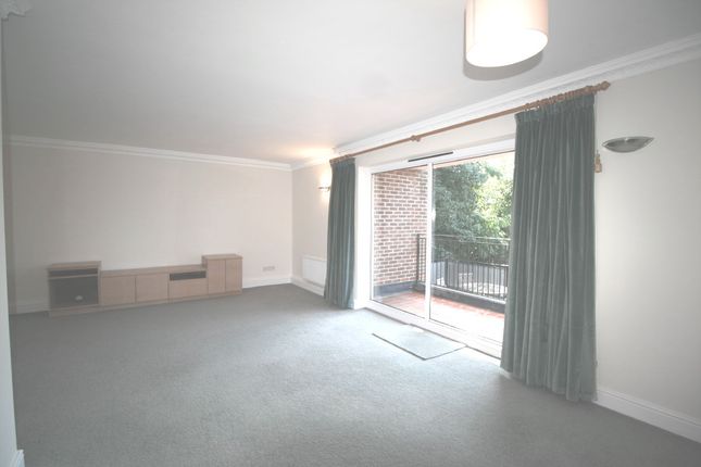 Flat to rent in Westleigh Avenue, Putney