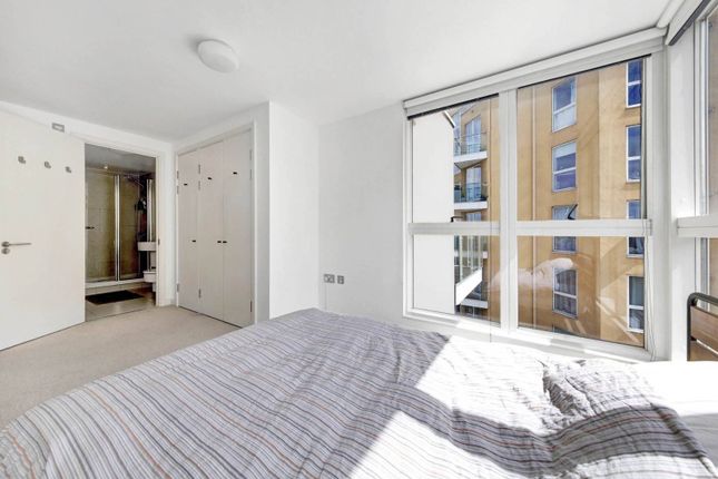 Flat to rent in Dovecote House, Canada Water, London