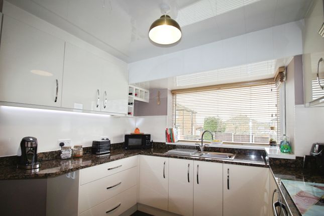 25, Pippins Green Avenue, Wakefield photo 4