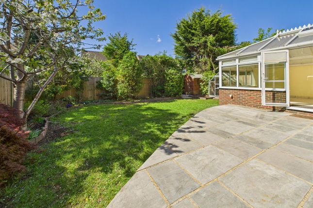 19, St. Martins Drive, Walton-On-Thames photo 2