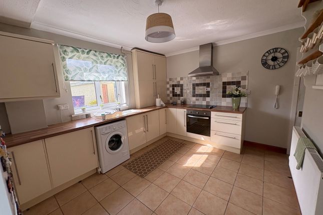48, Maesyrhendre, Ammanford photo 2