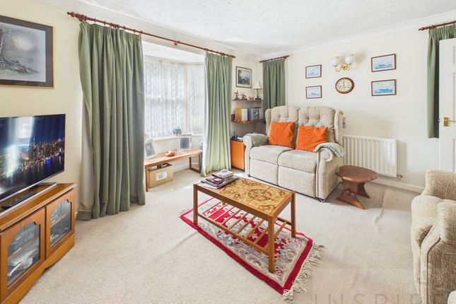 4 Shaftesbury Road, Crawley photo 2