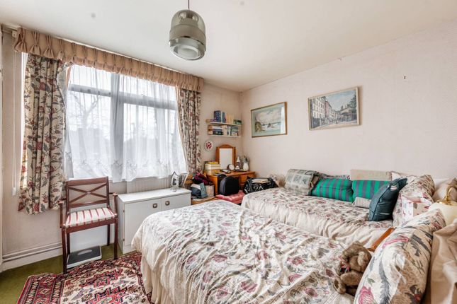 Flat for sale in Rosedale Close, Stanmore