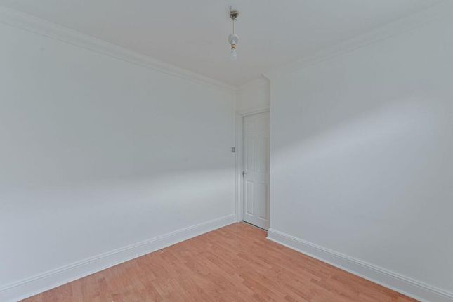 Flat 1, 1 Cresswell Road, London photo 3
