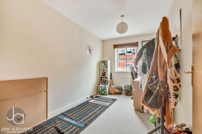 Flat for sale in Chariot Drive, Colchester
