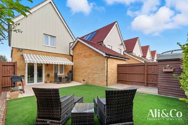 14 Woodside Close, Grays photo 2