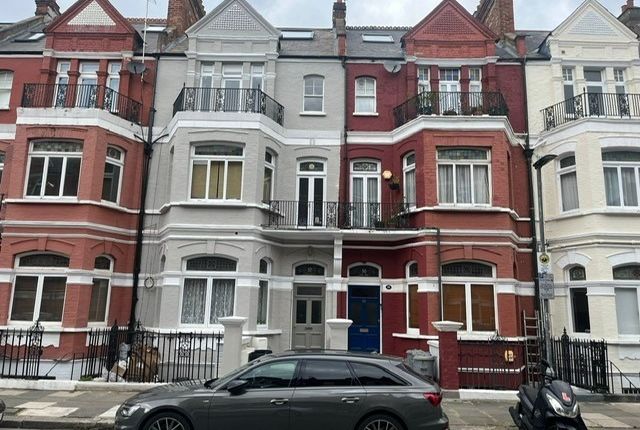 Studio flat on 52 Castletown Road, Greater London, £1,900/mo