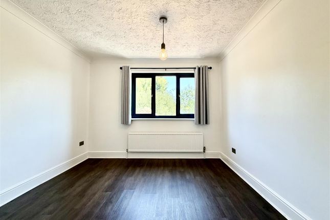 592, Watford Way, London photo 2