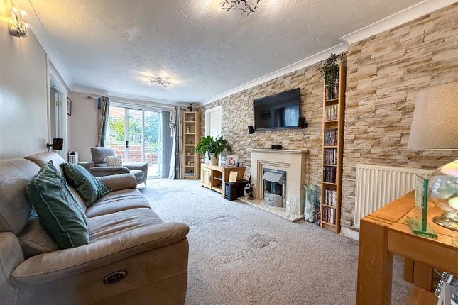 16, Woodpecker Drive, Stoke-On-Trent photo 2