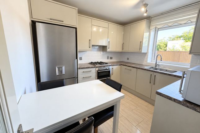 Flat 32 Orme House, Haggerston Road, London photo 5