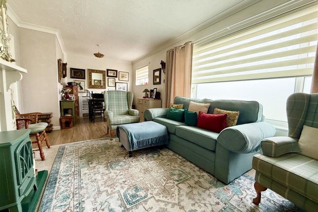 4, Thurne Rise, Great Yarmouth photo 4