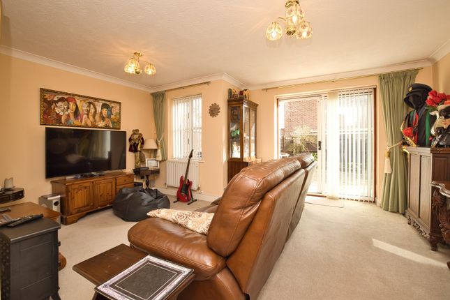 14, Mariners Lea, Kent photo 3