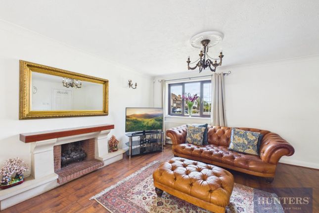 2, Chasely Crescent, Cheltenham photo 3