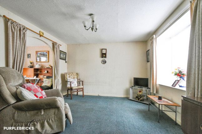 45, Highworth Road, South  Marston photo 2