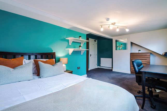 16, Buckingham Mount, Leeds photo 2