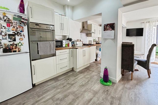 43, Larch Drive, Bradford photo 4