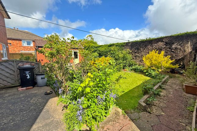 3, Hirstead Gardens, Scarborough photo 2