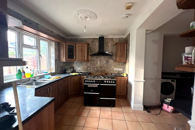 35, Hainault Road, Romford photo 3
