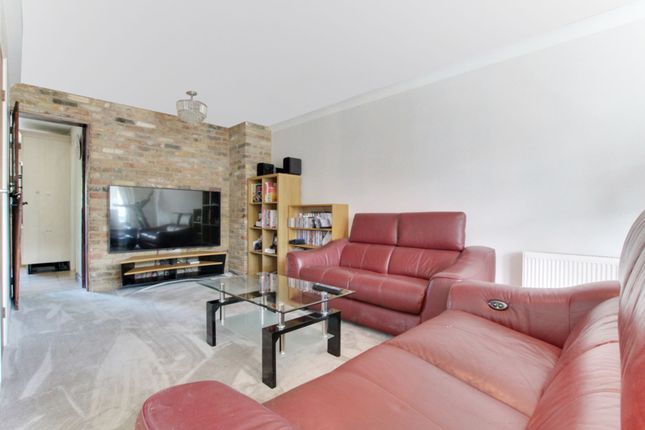 73 Hill Avenue, Wickford photo 4