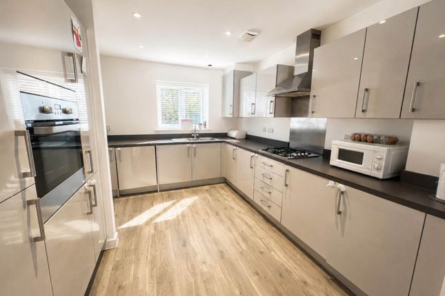 9, Florence Close, Brentwood photo 2