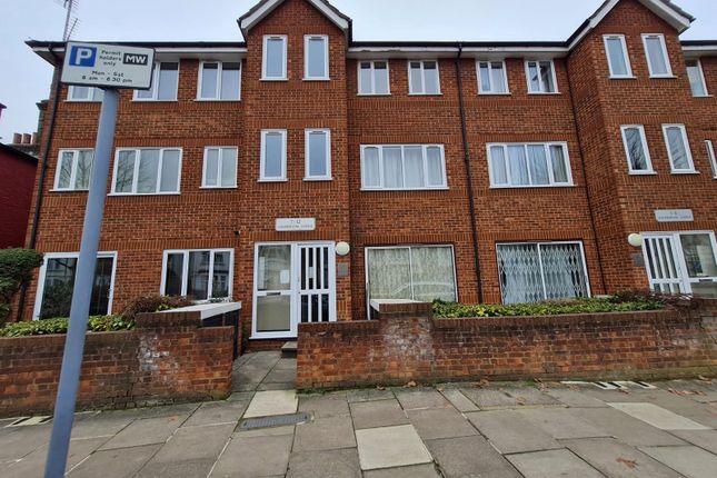 Flat to rent in Haversham Lodge, Melrose Avenue, Willesden Green, London