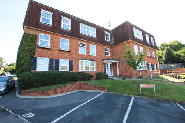 Thumbnail Flat to rent in Milton Gardens, Wokingham