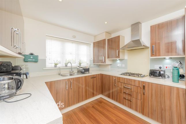 44, Clayhill Gardens, Rochester photo 3
