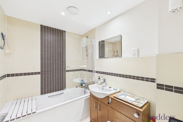 Flat 5, Churchill House,, Crouch Oak Lane, Addlestone photo 4