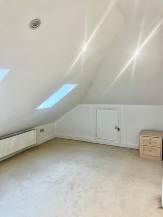 39 Bracken Drive, Chigwell photo 3