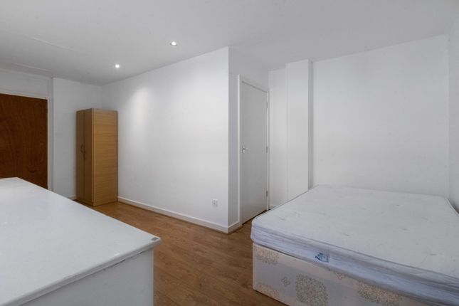 Town house to rent in Green Dragon Yard, London