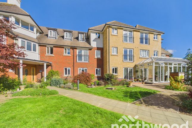 1-bed flat on Windsor Court, Hoxton Close, Ashford, £115,000