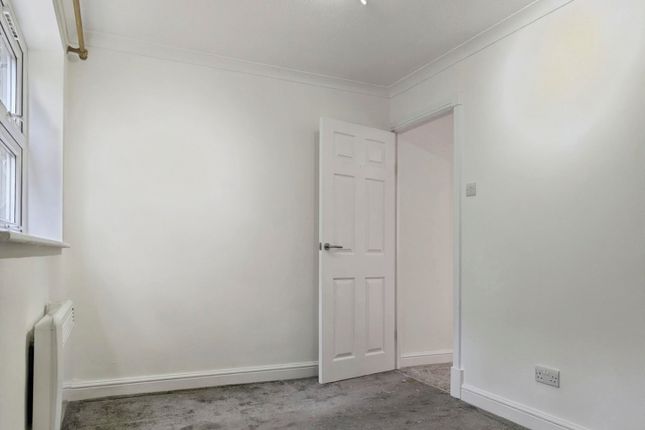 181, Milton Court, Smarts Green, London photo 5