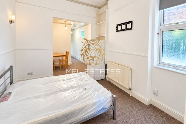 46 Dagnall Park, London photo 3